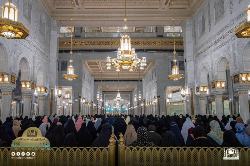 المصلون يؤدون صلاة التراويح لليلة 10 رمضان في المسجد الحرام - المواطن