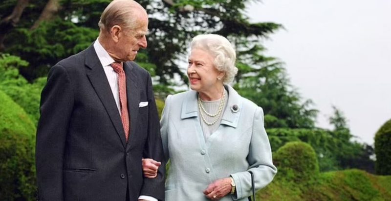 الملكة إليزابيث تسببت في ذعر العائلة أثناء الاحتفال بذكرى فيليب