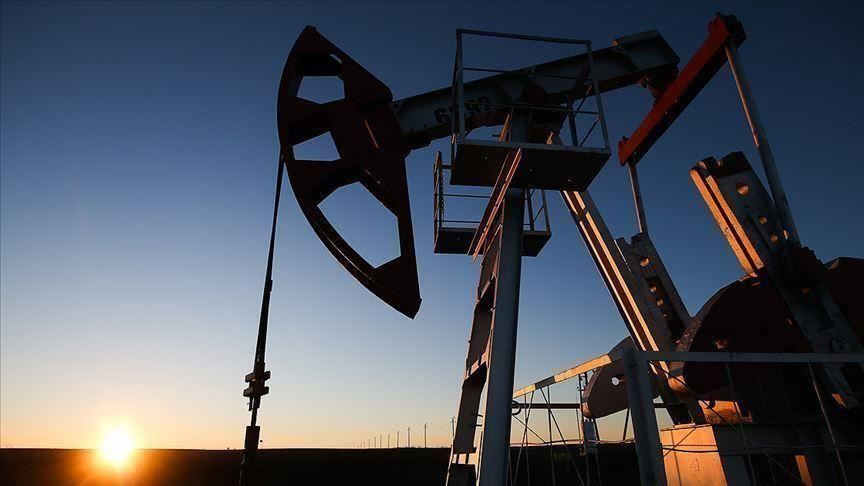 النفط يغلق على انخفاض بحوالي 5%