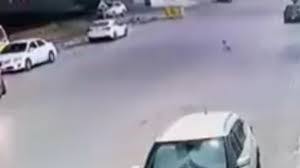 بالفيديو.. طفل رضيع يحبو وسط طريق عام في المملكة