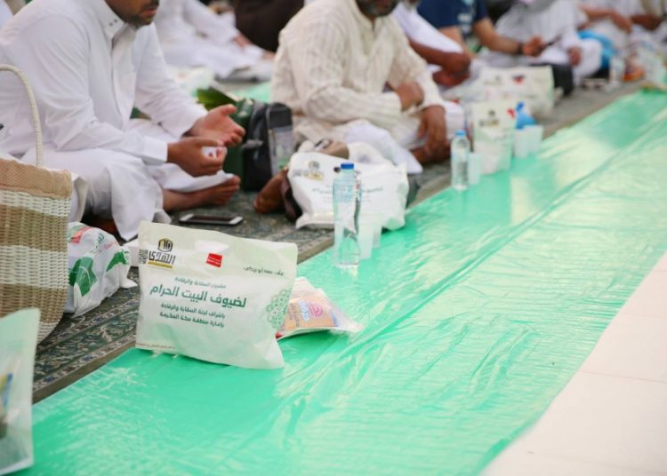 توزيع أكثر من 3 ملايين وجبة لإفطار الصائمين في المسجد الحرام - المواطن