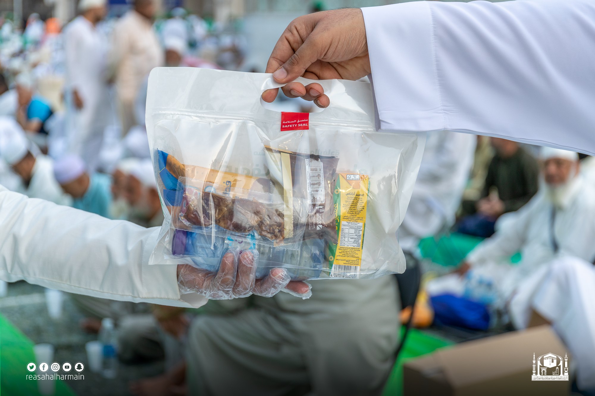 توزيع 20 طنًّا من التمور على سفر الإفطار في المسجد الحرام
