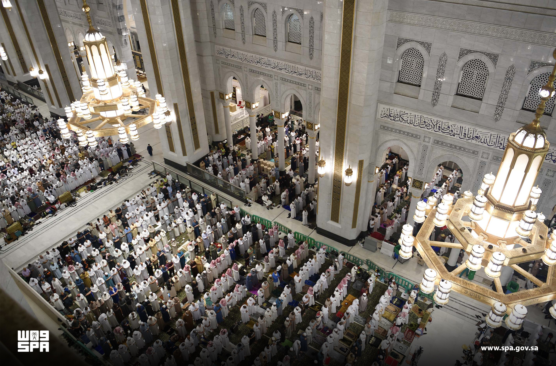 لقطات لخشوع المصلين في المسجد الحرام خلال صلاة التهجد ليلة 25 رمضان
