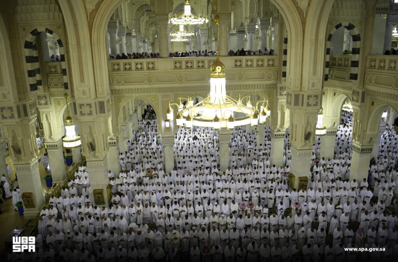 جموع يصلون التهجد في الحرمين الشريفين يوم 27 رمضان - الخليج الاخباري