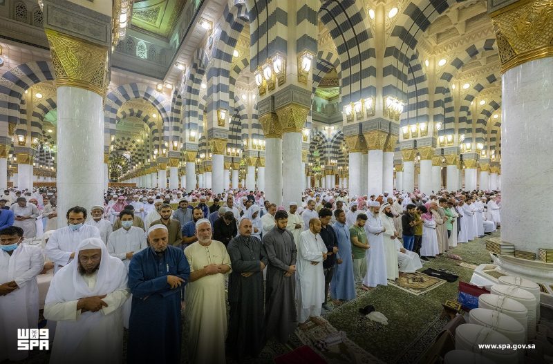 جموع يصلون التهجد في الحرمين الشريفين يوم 27 رمضان - الخليج الاخباري