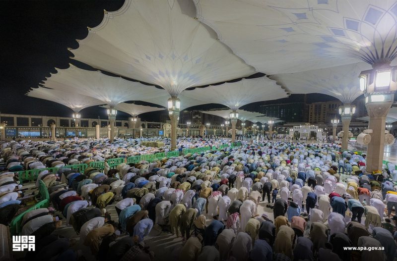جموع يصلون التهجد في الحرمين ليلة 27 رمضان - مواطن