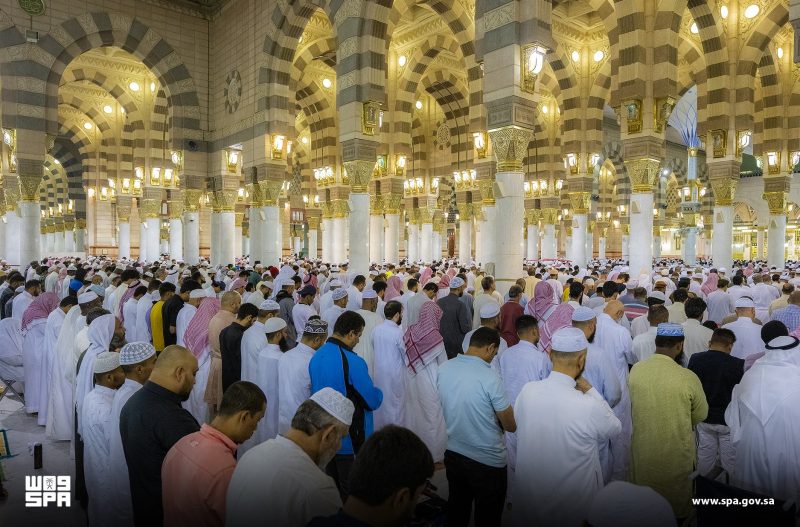 جموع يصلون التهجد في الحرمين الشريفين يوم 27 رمضان - الخليج الاخباري