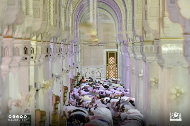 جموع المصلين تؤدي صلاة تراويح ليلة 18 رمضان في المسجد الحرام - المواطن