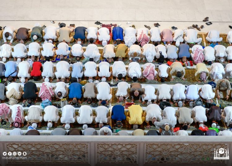 جموع المصلين تؤدي صلاة تراويح ليلة 18 رمضان في المسجد الحرام - المواطن