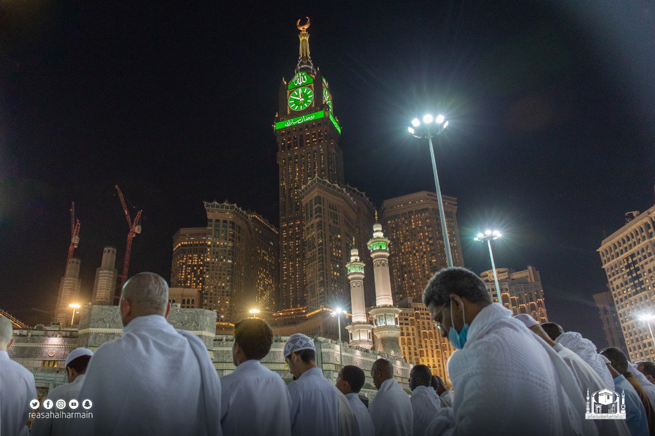 جموع المصلين تؤدي صلاة تراويح ليلة 24 رمضان في المسجد الحرام