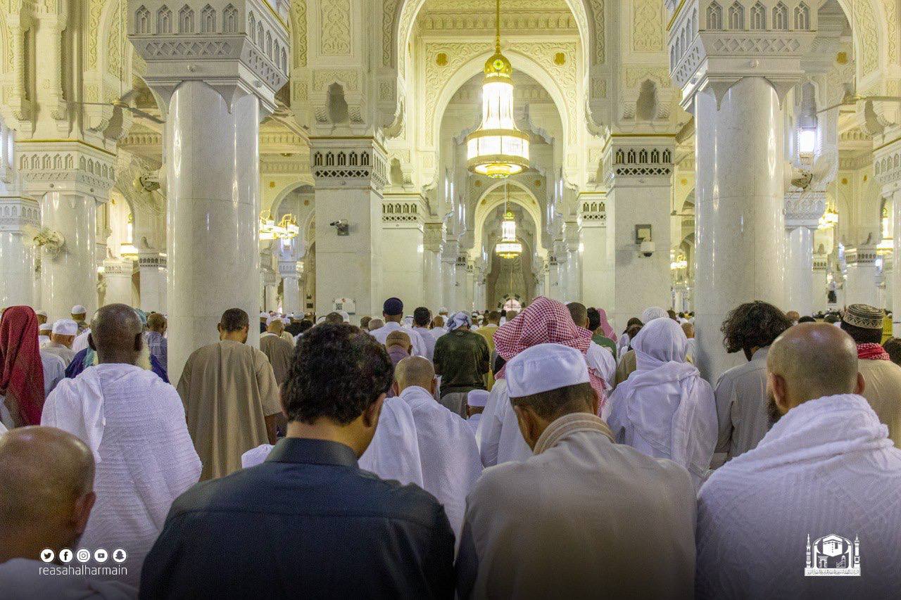 جموع المصلين تؤدي صلاة تراويح ليلة 26 رمضان في المسجد الحرام