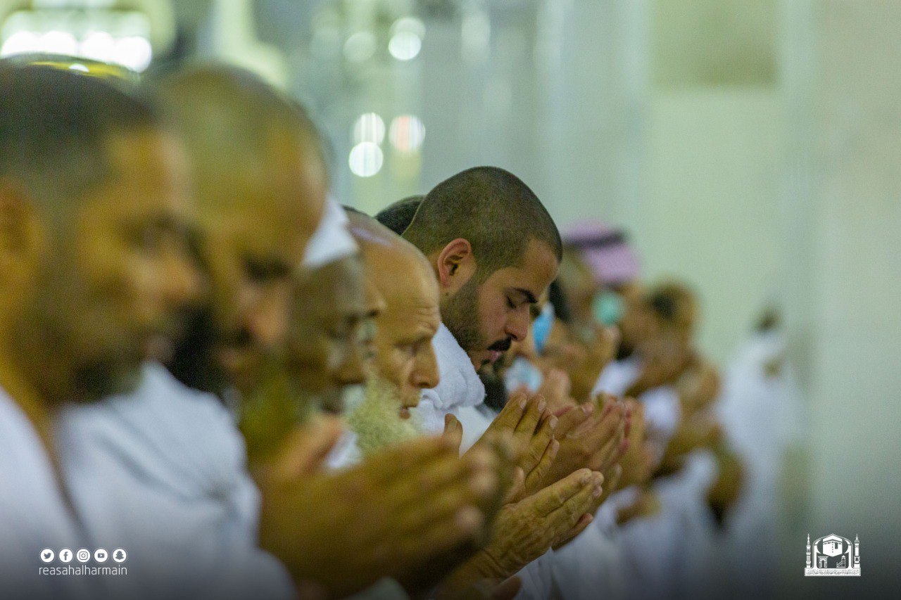 الشؤون الإسلامية: المبالغة في البكاء أثناء الدعاء مزعج للمصلين