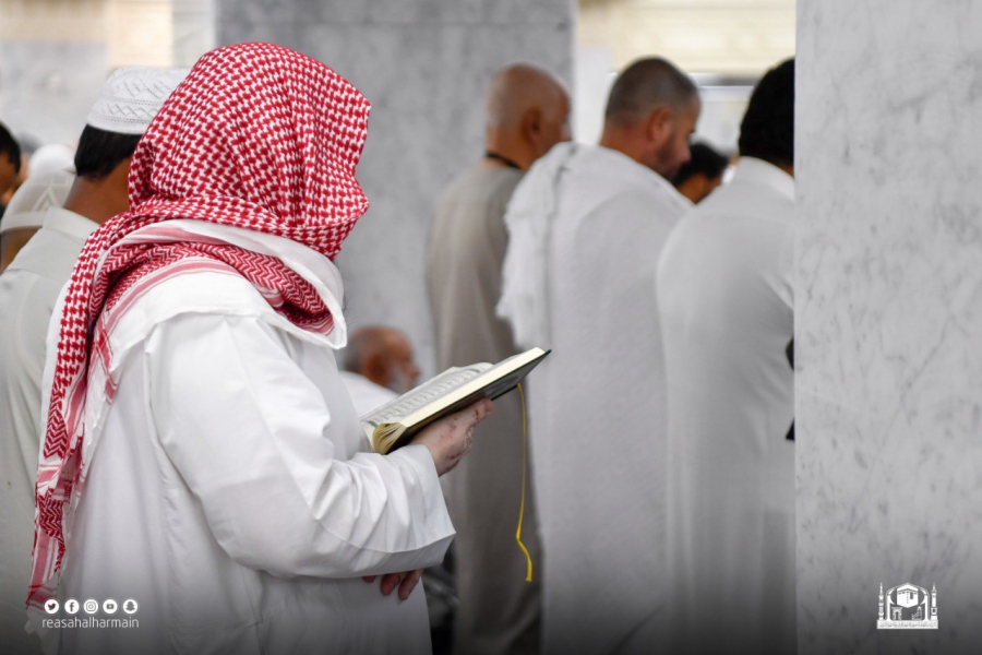 جموع المصلين تؤدي صلاة تراويح ليلة 25 رمضان في المسجد الحرام