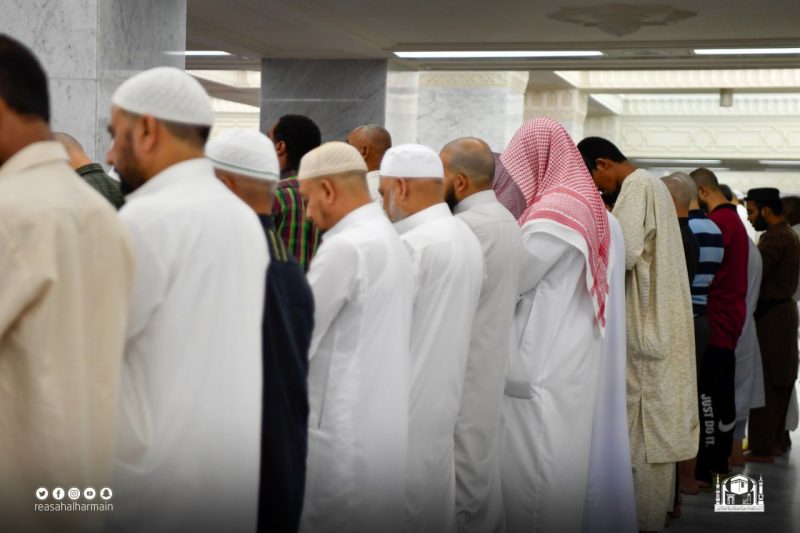 جموع المصلين تؤدي صلاة تراويح ليلة 25 رمضان في المسجد الحرام - المواطن