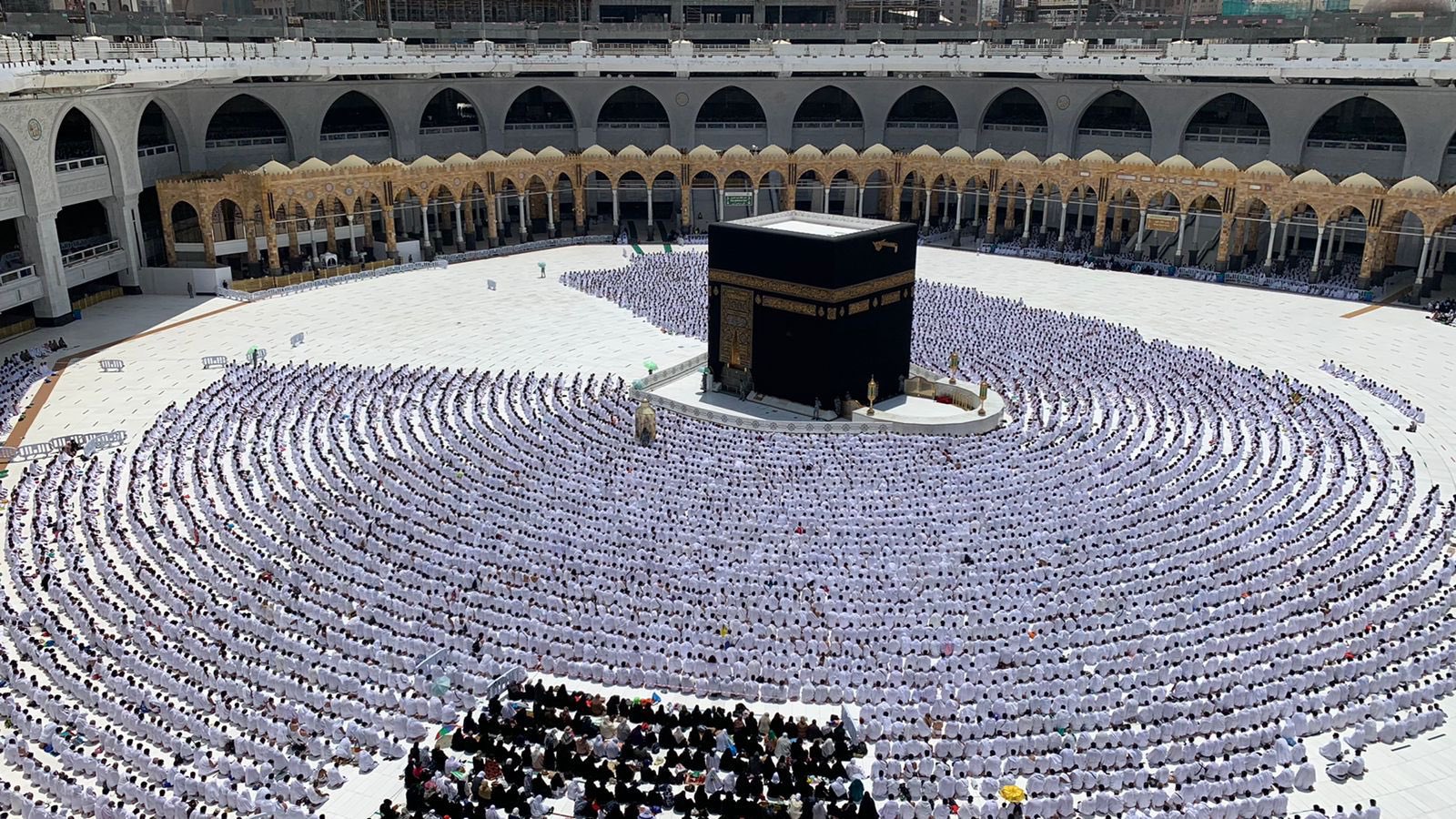 جهود رجال الأمن لتنظيم الحشود في المسجد الحرام
