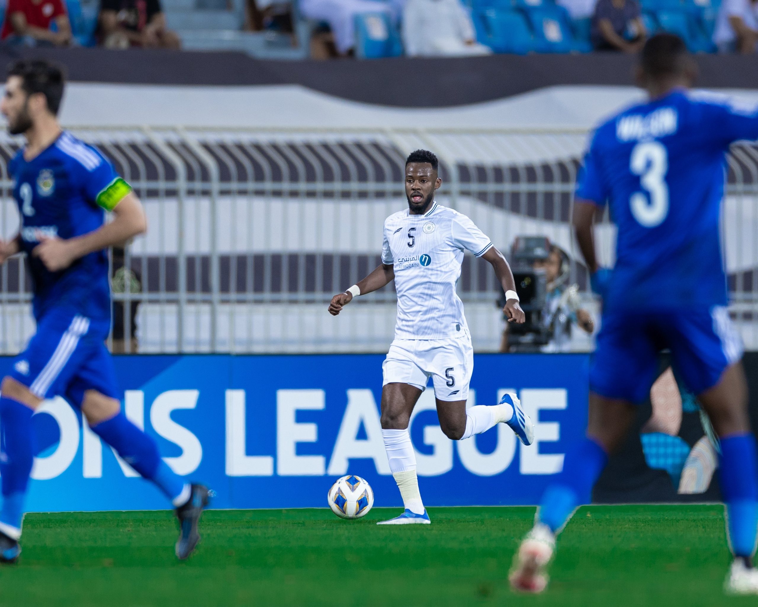 الشباب يحسم مصير انتقال حسان تمبكتي إلى الاتحاد أو الهلال