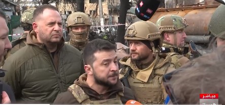 شاهد.. رئيس أوكرانيا وسط جنوده