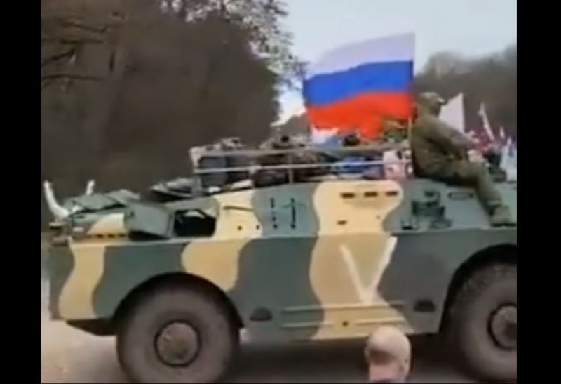 شاهد فرحة مواطني روسيا برؤية دبابات جنود الجيش الأحمر 