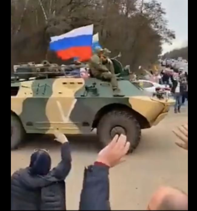 شاهد فرحة مواطني روسيا برؤية دبابات جنود الجيش الأحمر 