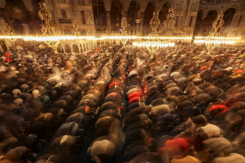 شاهد كيف احتفل المسلمون حول العالم بنهايات رمضان 