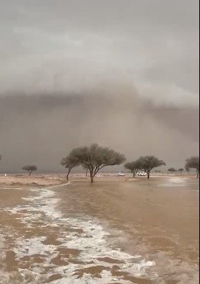 شاهد.. موجات المياه تتدفق في شعيب النجبة بالقصيم