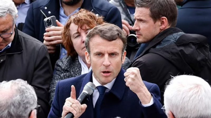 صدمة لـ إيمانويل ماكرون قبل الانتخابات الفرنسية بيومين 