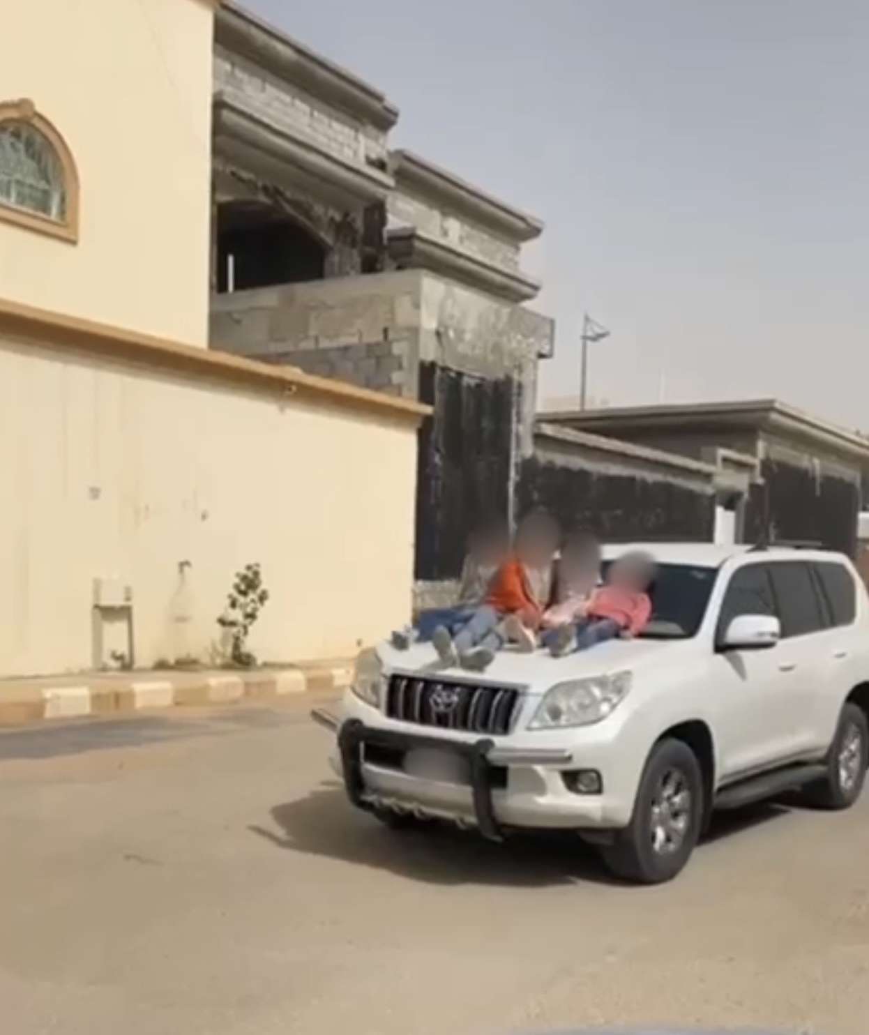 ضبط قائد مركبة أركب 4 أطفال على غطاء المحرك في الرياض