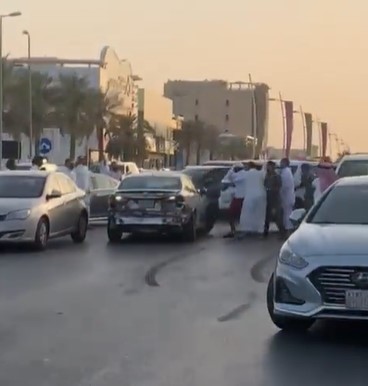 شاهد.. متهور يعكس السير ويصدم المركبات عمدًا بالرياض