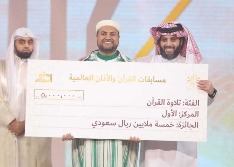 تركي آل الشيخ يسلم 12 مليون ريال للفائزين بمسابقة عطر الكلام - المواطن