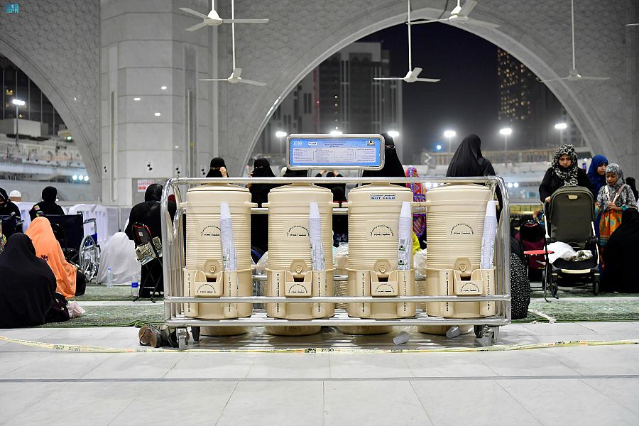 روبوت يوزع 30 عبوة ماء زمزم في المسجد الحرام بالجولة الواحدة