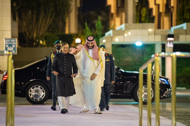 محمد بن سلمان رئيس وزراء باكستان - مواطن في استقباله