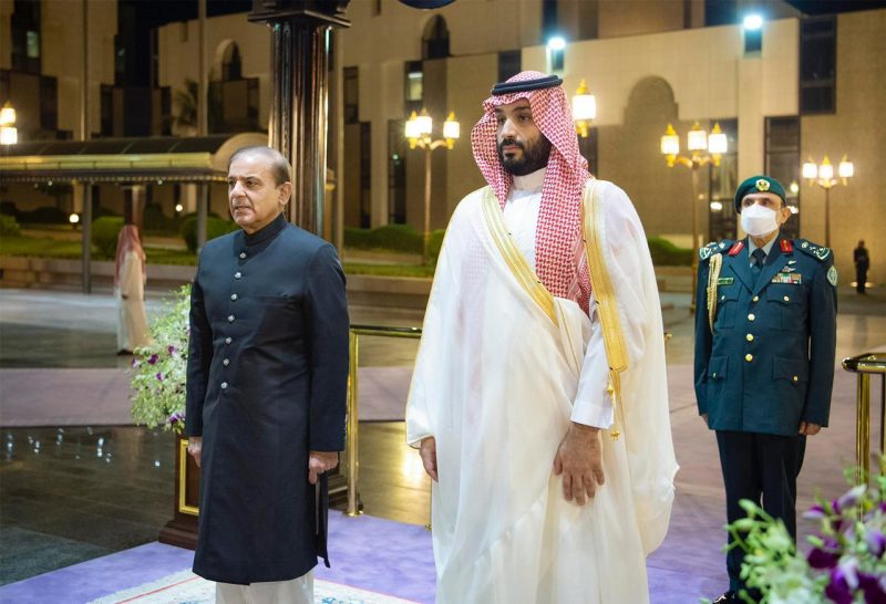 محمد بن سلمان رئيس وزراء باكستان - مواطن في استقباله