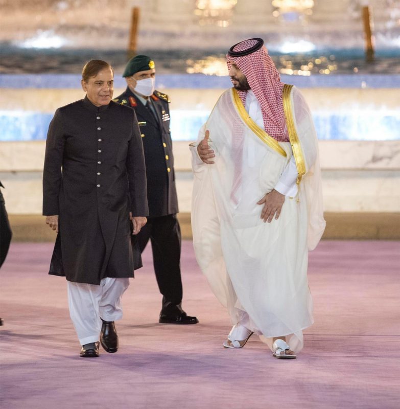 محمد بن سلمان رئيس وزراء باكستان - مواطن في استقباله