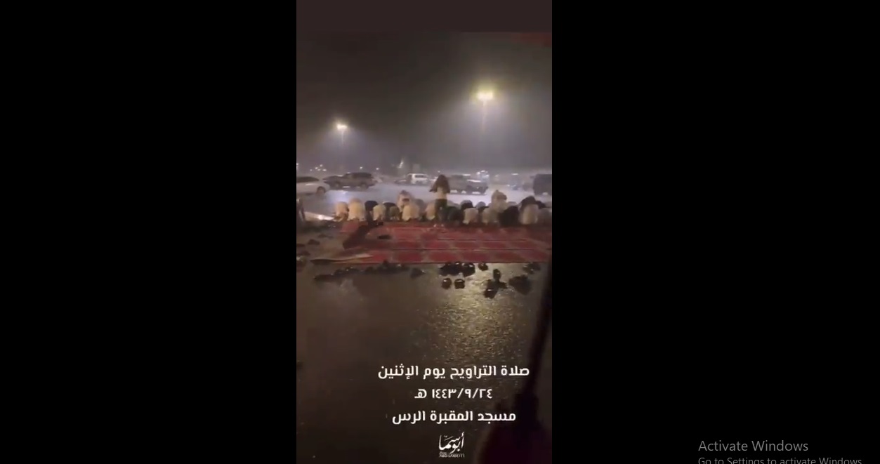 فيديو.. أمطار غزيرة تهطل على المصلين في الرس