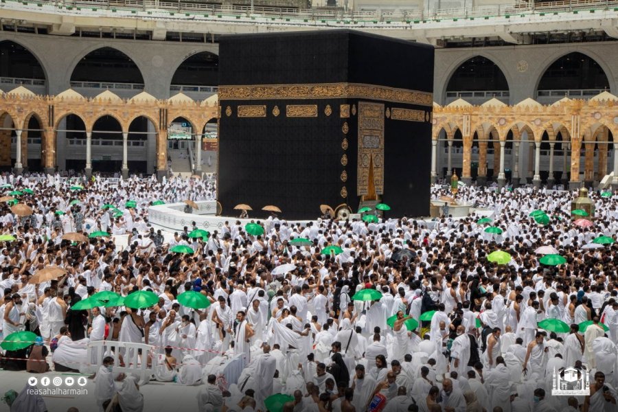 شؤون الحرمين توزّع 7000 مظلة بالمسجد الحرام