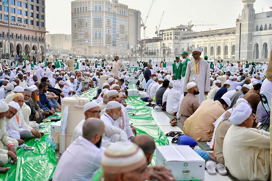 موائد الإفطار تعود إلى ساحات المسجد الحرام بأجواء روحانية