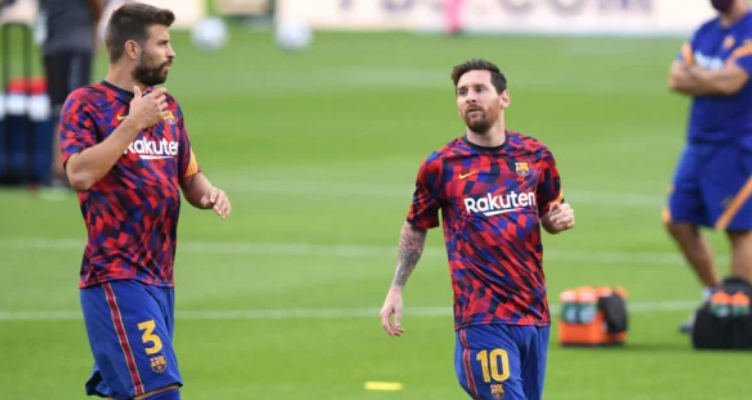 بيكيه يتبرأ من رحيل ميسي عن برشلونة