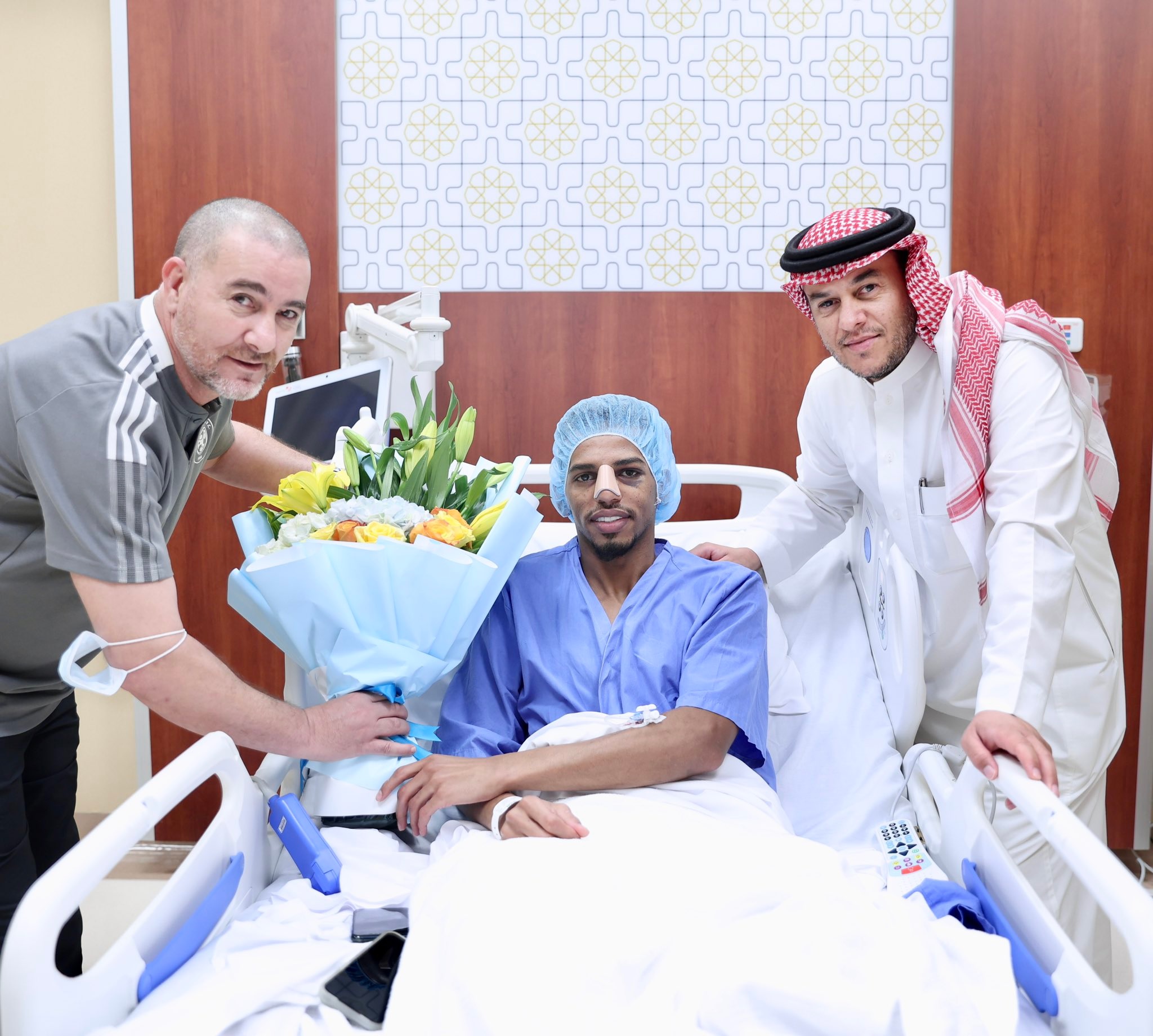 أحمد عسيري يجري عملية جراحية