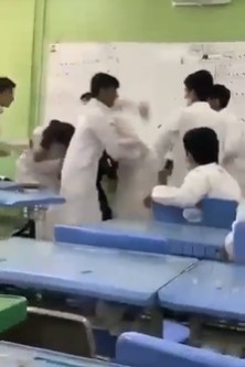 فيديو مؤلم.. لحظة وفاة طالب بسبب مشاجرة بإحدى مدارس جدة