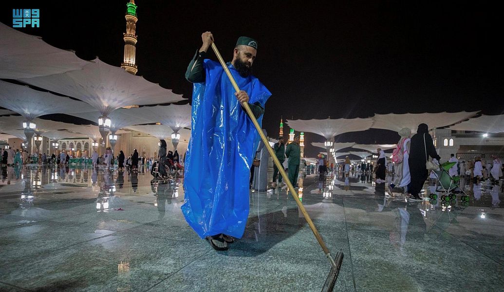 شؤون المسجد النبوي تكثف أعمالها خلال هطول أمطار المدينة المنورة