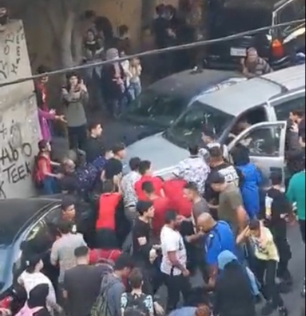 شاهد.. مشاجرة بالأيدي والأسلحة تنتهي بحادث دهس مروع في لبنان
