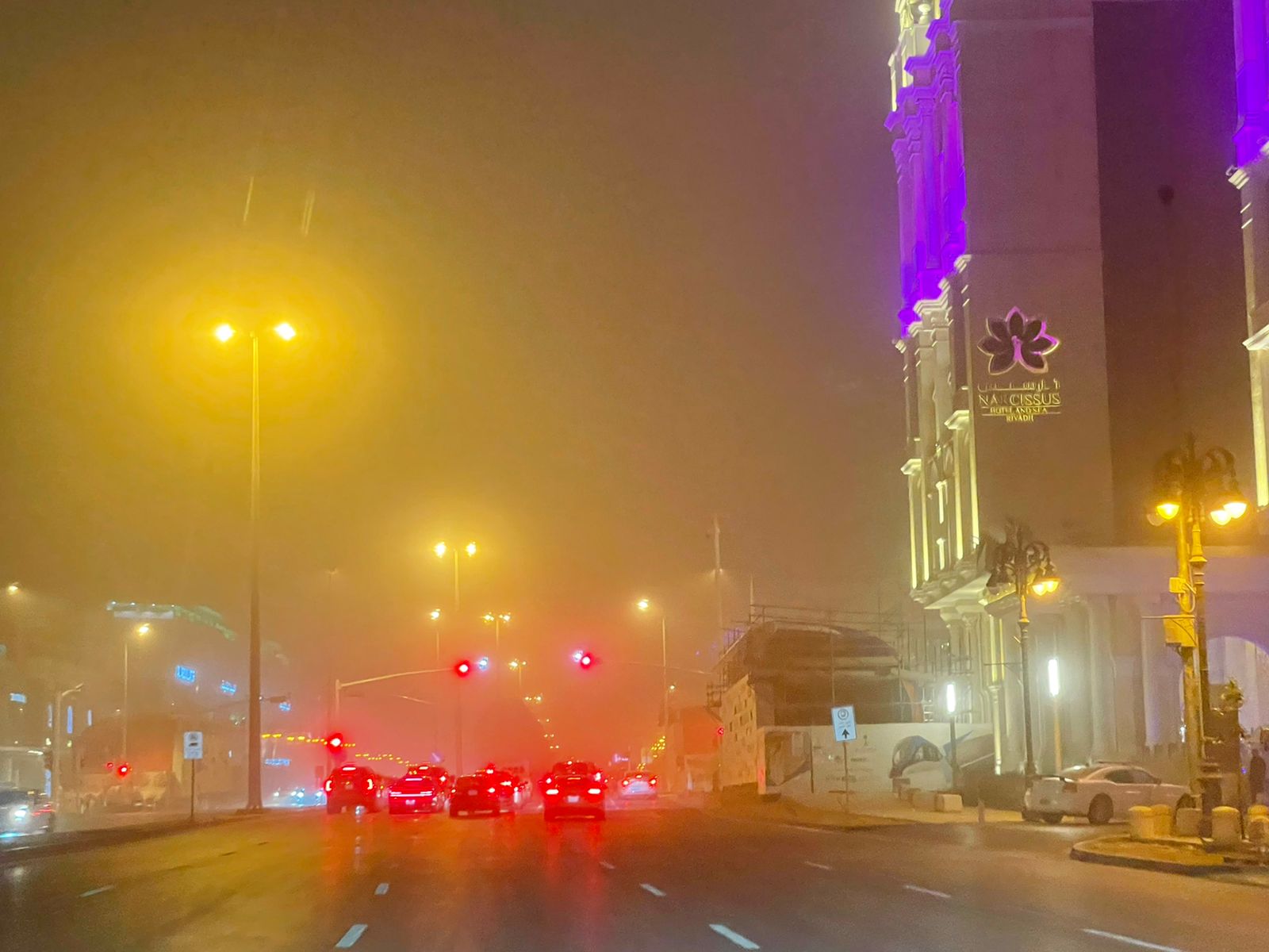 العاصفة الترابية تغطي سماء الرياض