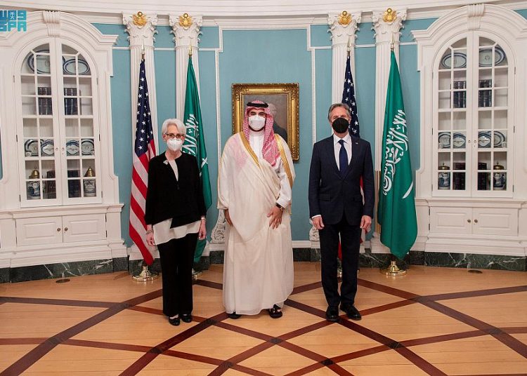 خالد بن سلمان يلتقي وزير الخارجية الأمريكي - المواطن