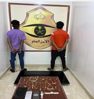 القبض على شخصين سرقا مقتنيات من داخل منزل في خميس مشيط