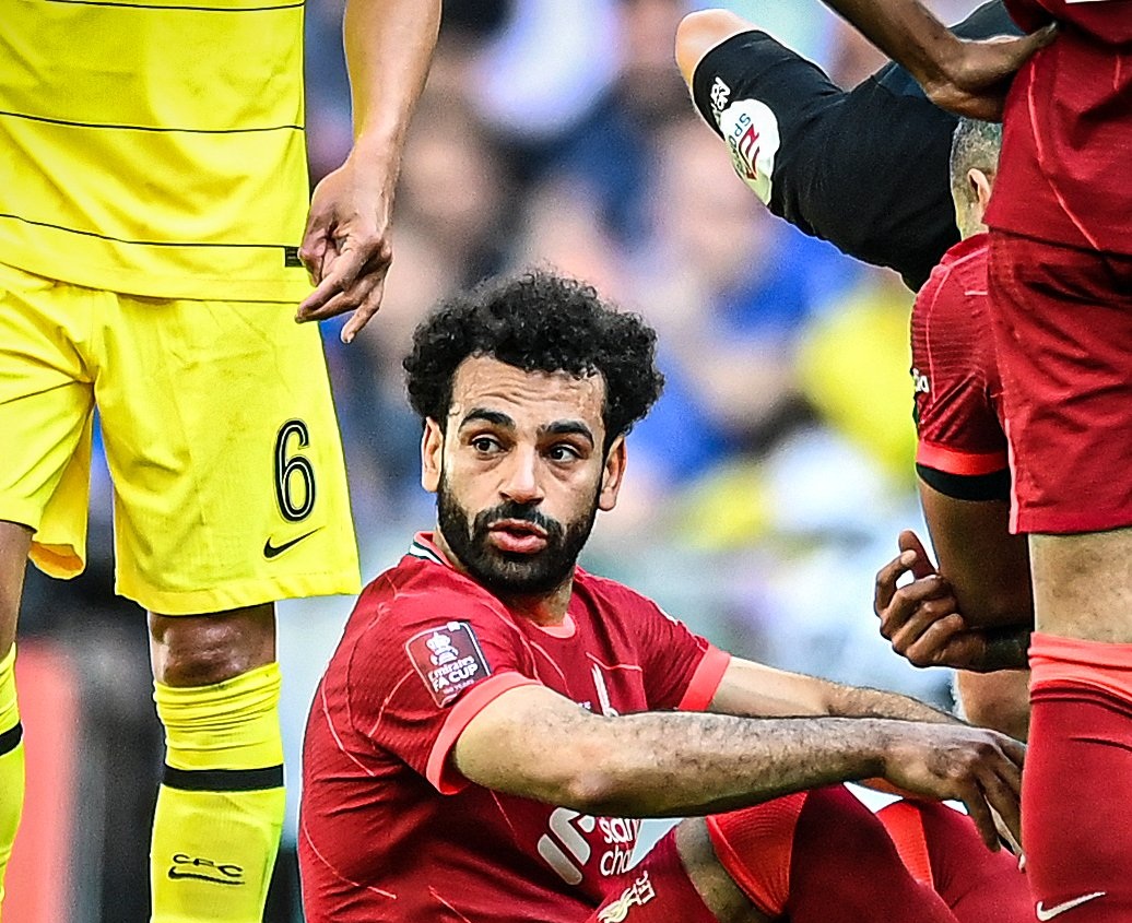 فيديو .. محمد صلاح يغادر مباراة ليفربول وتشيلسي للإصابة