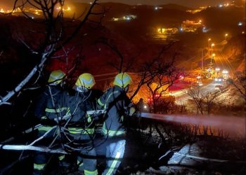 بالصور.. إخماد حريق اندلع في جبل بمركز بللسمر - المواطن