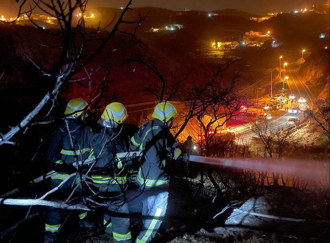 بالصور.. إخماد حريق اندلع في جبل بمركز بللسمر - المواطن