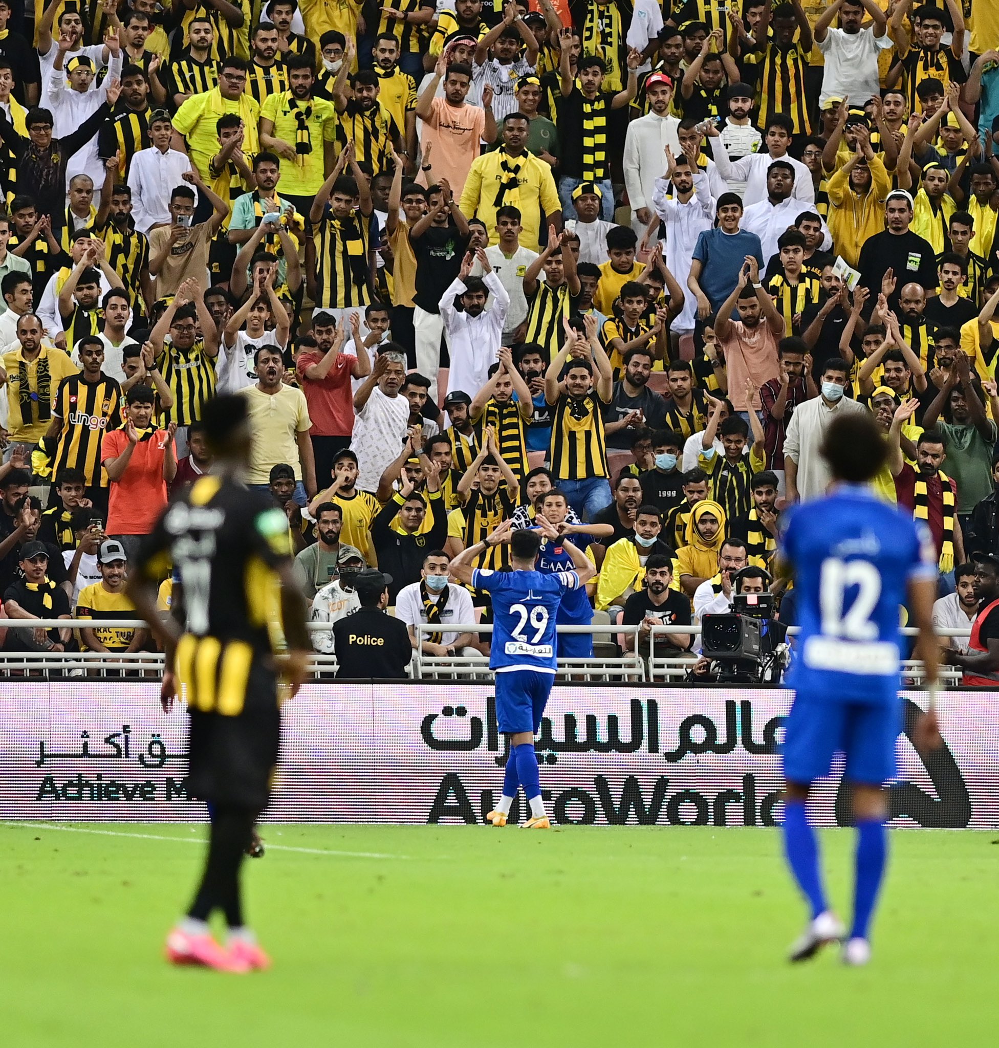 8 بنود تحدد بطل الدوري بين الهلال والاتحاد