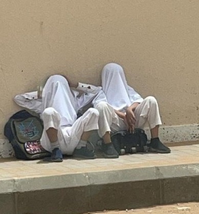طلاب وطالبات جدة يعانون .. درجات الحرارة 48 مئوية