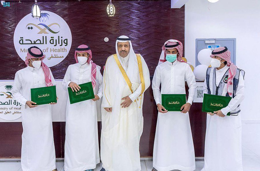 أمير الباحة يكرم 4 شباب لمواقفهم البطولية في إنقاذ حياة أشخاص جرفتهم السيول
